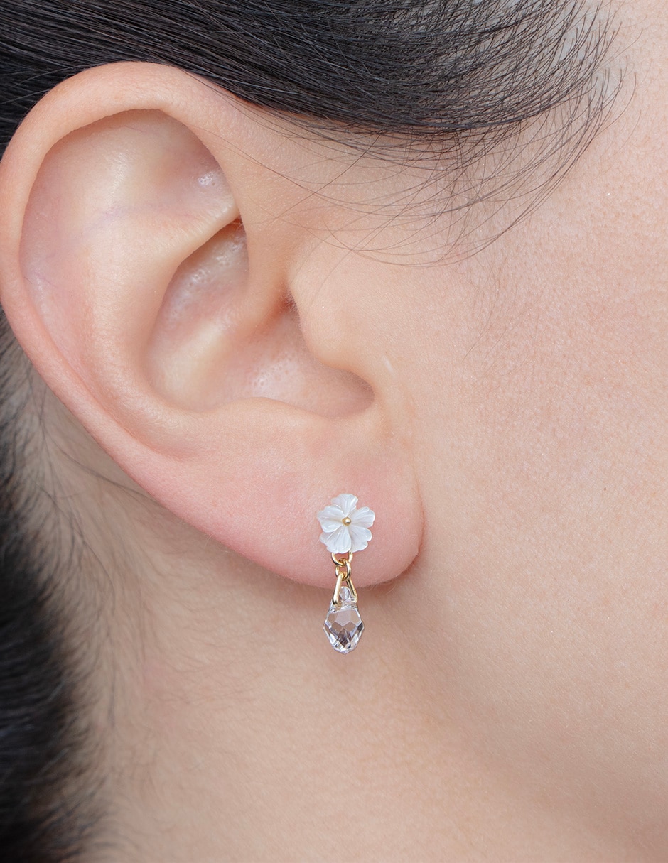 Aretes cortos de flor con acabado pulido Aretes cortos de flor con acabado pulido