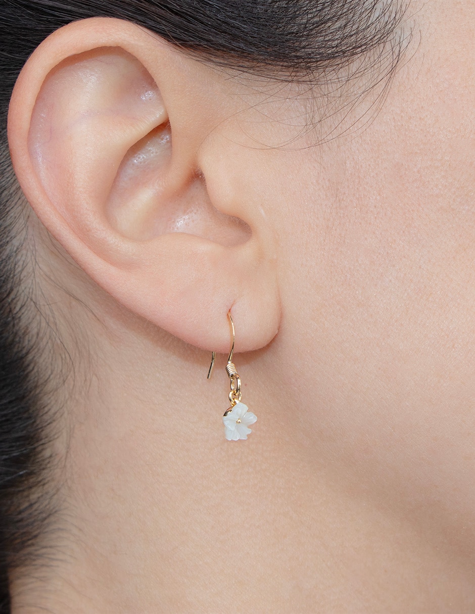 Aretes de flor Carré con acabado pulido madre perla Aretes de flor Carré con acabado pulido madre perla