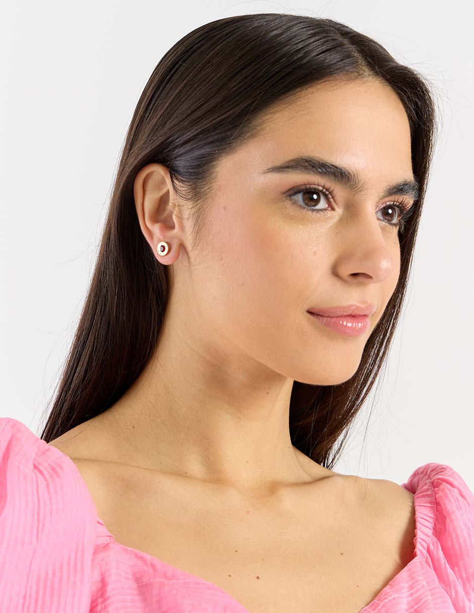 Aretes de logo con acabado pavé 2