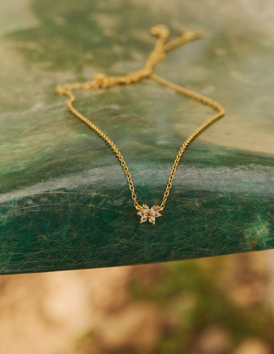 Collar Fairy Tail flor Olivia Wild con acabado baño de oro 18 K 2