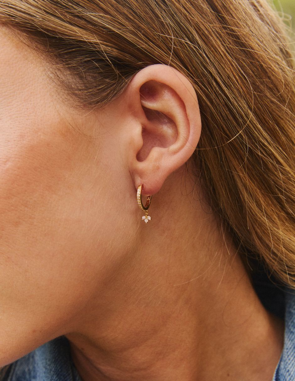 Aretes de flor Fairy Tail con acabado baño de oro 18 K 3