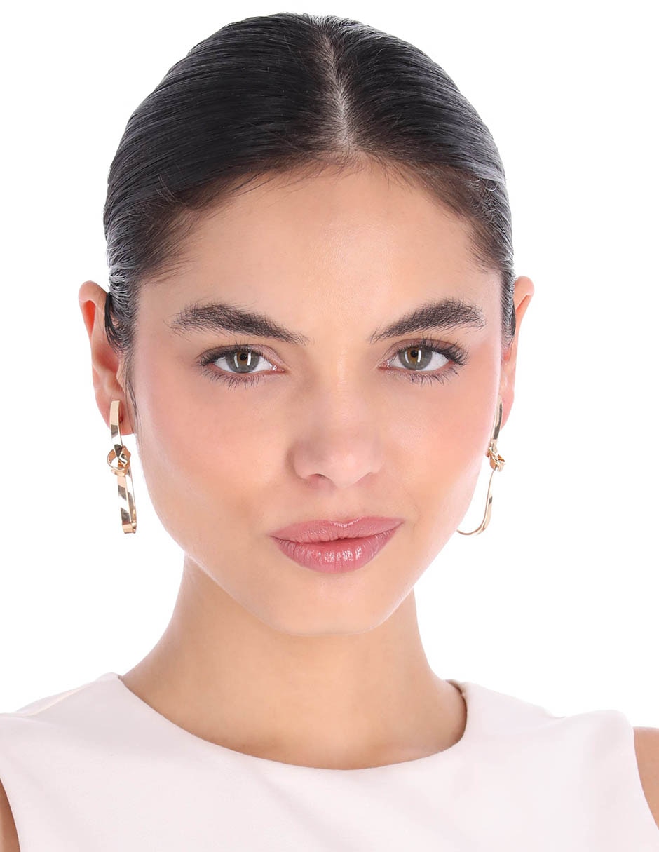 Aretes largos con acabado brillante 4