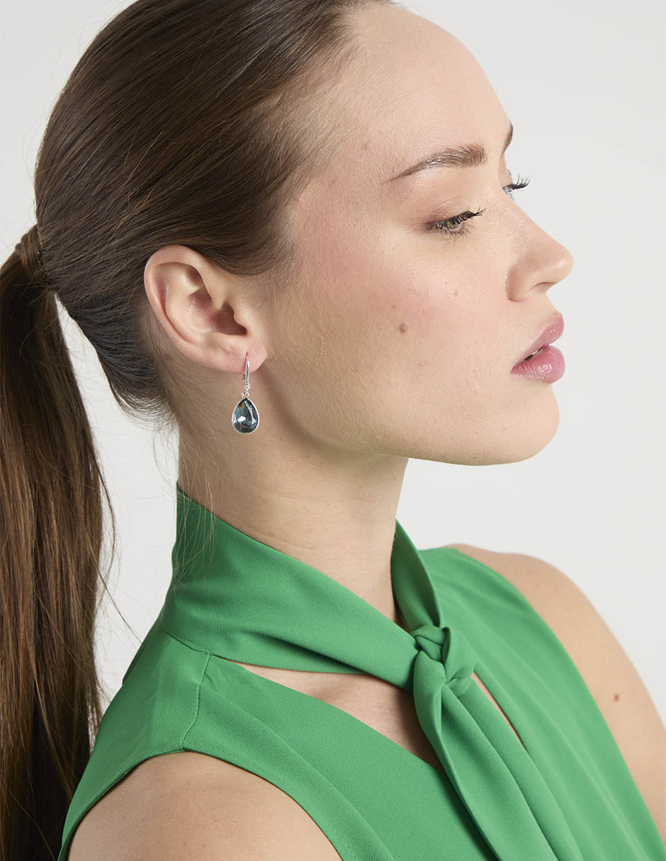 Aretes largos de gota dkny con acabado brillante