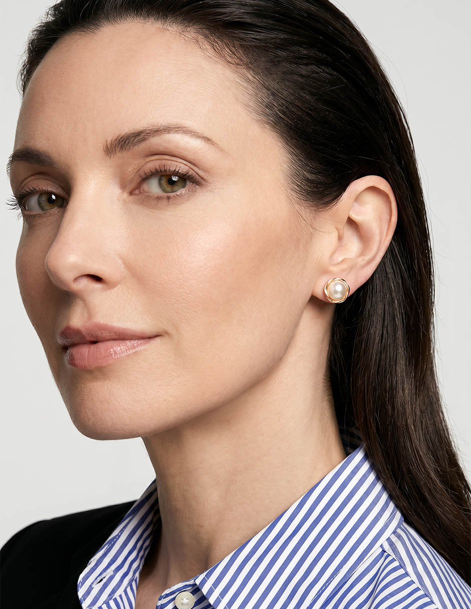 Aretes cortos circulares Anne Klein con acabado pulido