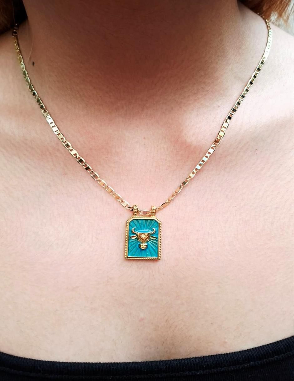 Collar con dije de signo zodiacal de oro laminado 10 K