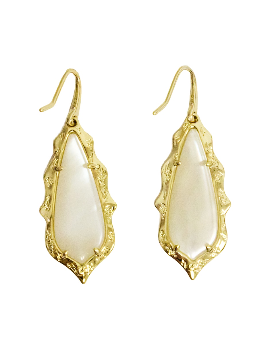 Aretes largos de gota Adriana Scallop con acabado baño de oro 14 k