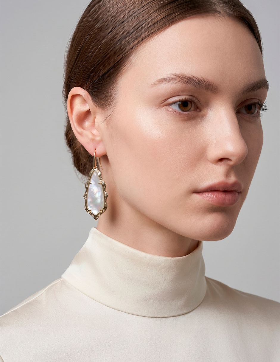Aretes largos con acabado de baño de oro 14 k