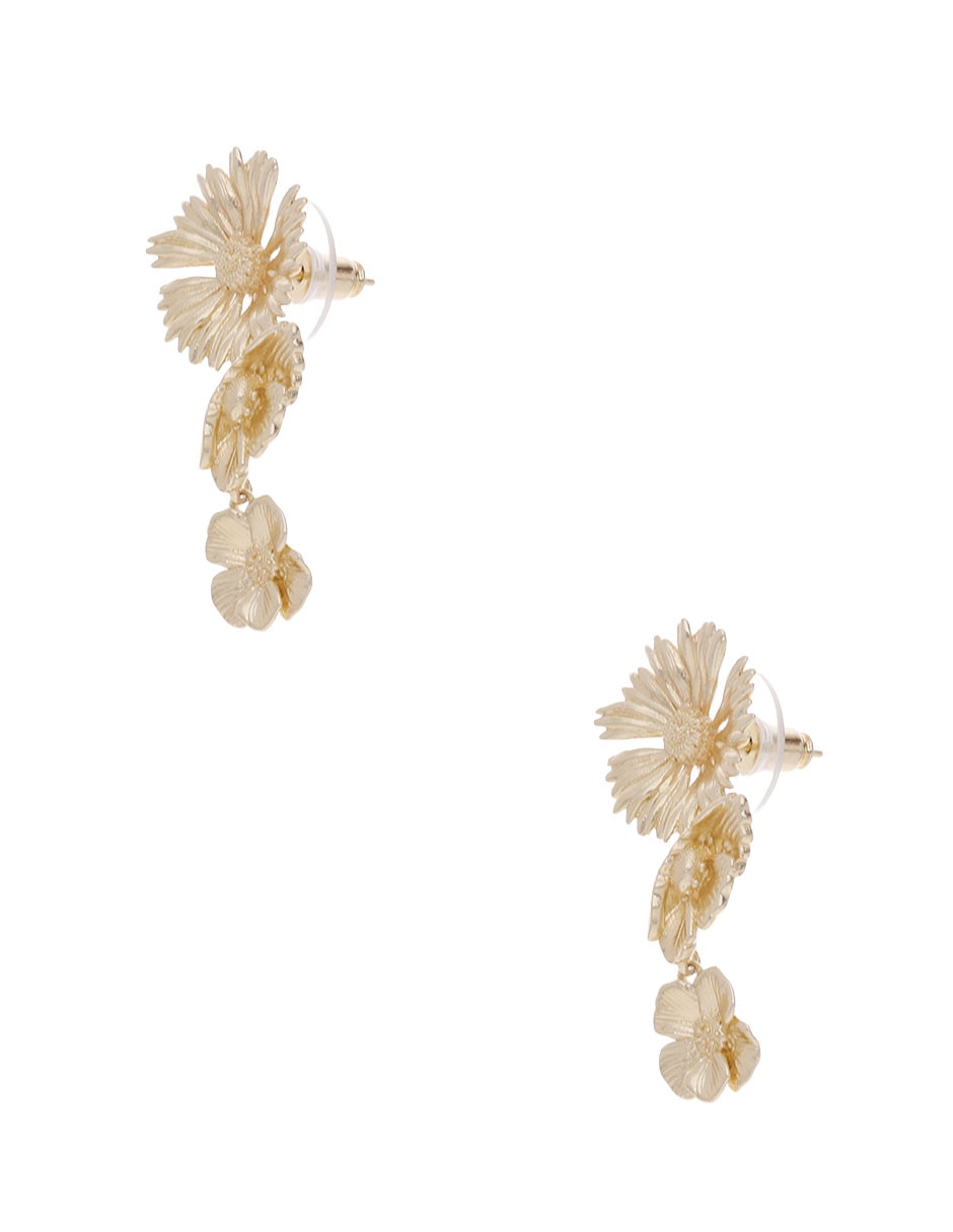 Arete largo de flor con acabado baño de oro 14k 4
