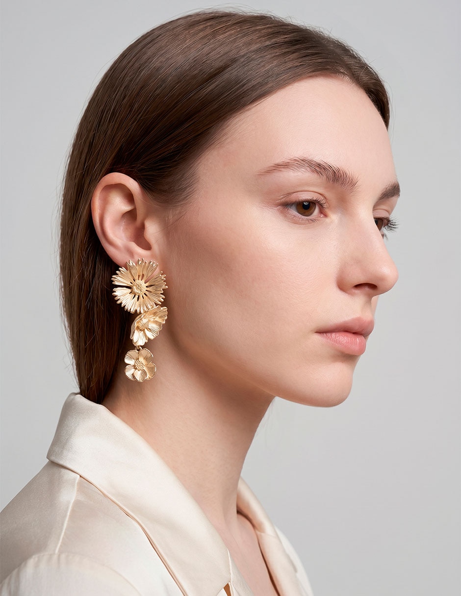 Arete largo de flor con acabado baño de oro 14k