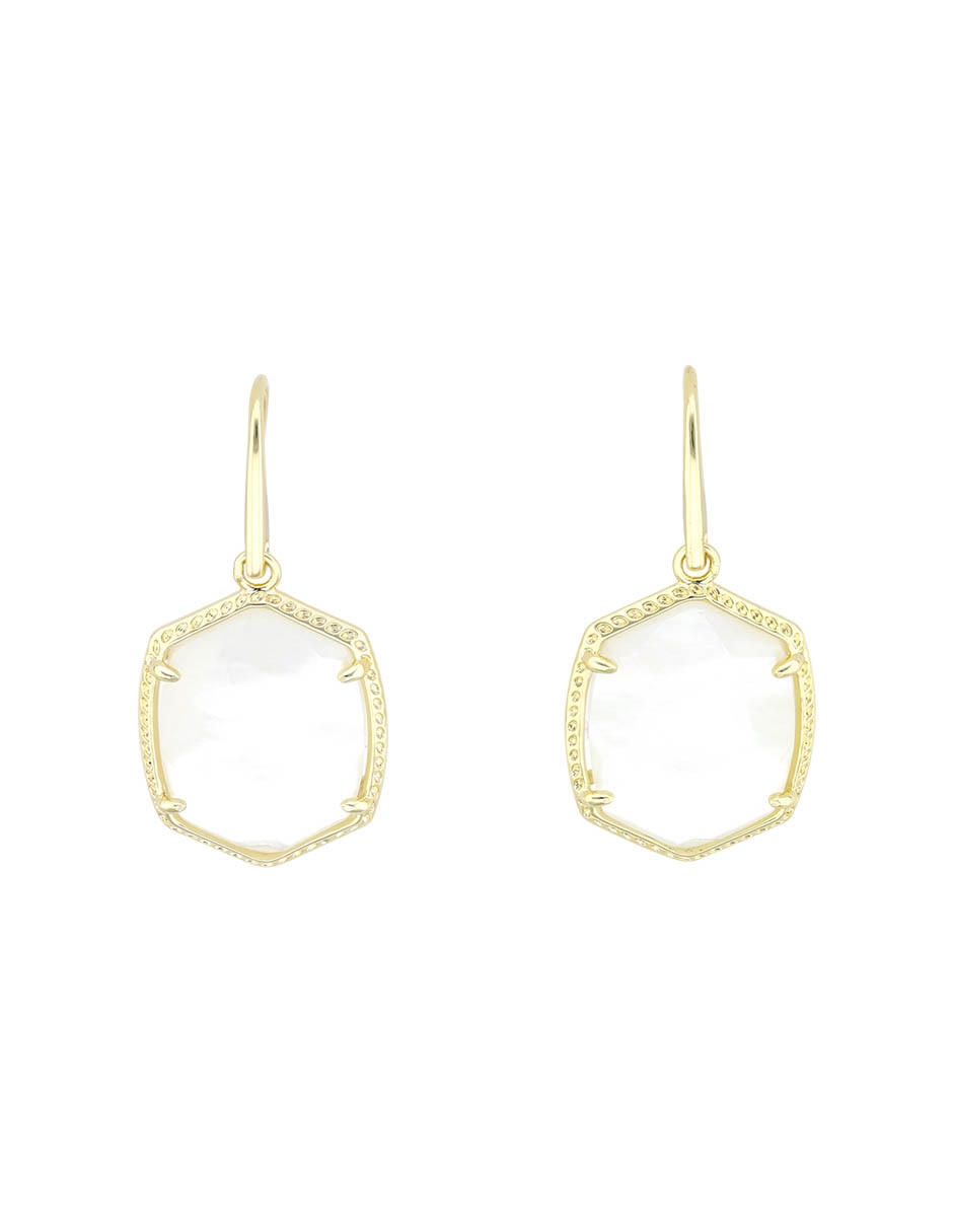 Aretes Cortos De Gota Con Acabado Baño De Oro Aretes Cortos De Gota Con Acabado Baño De Oro