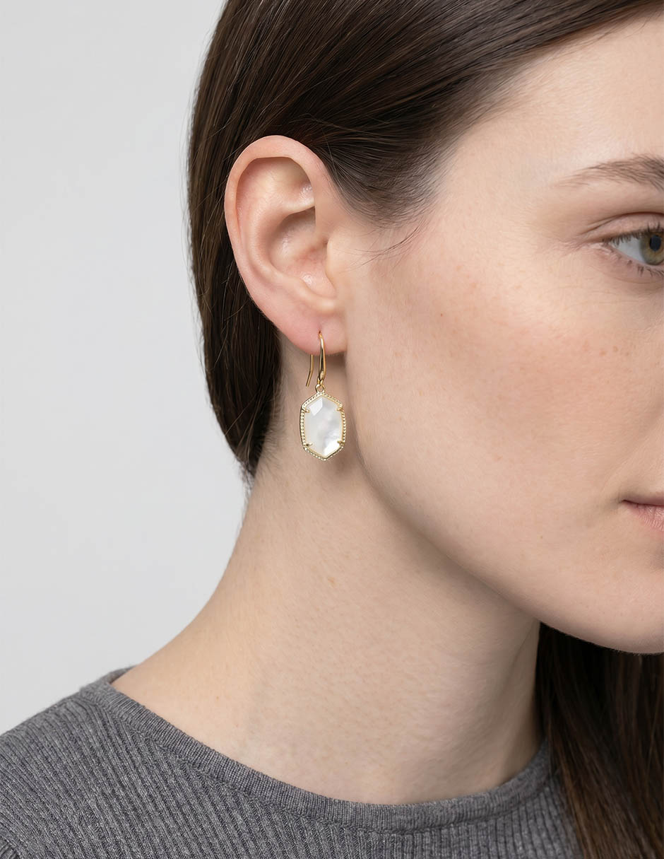 Aretes Cortos De Gota Con Acabado Baño De Oro 3