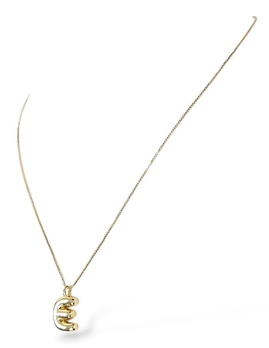 Collar con dije de letra e de baño de oro 18 K