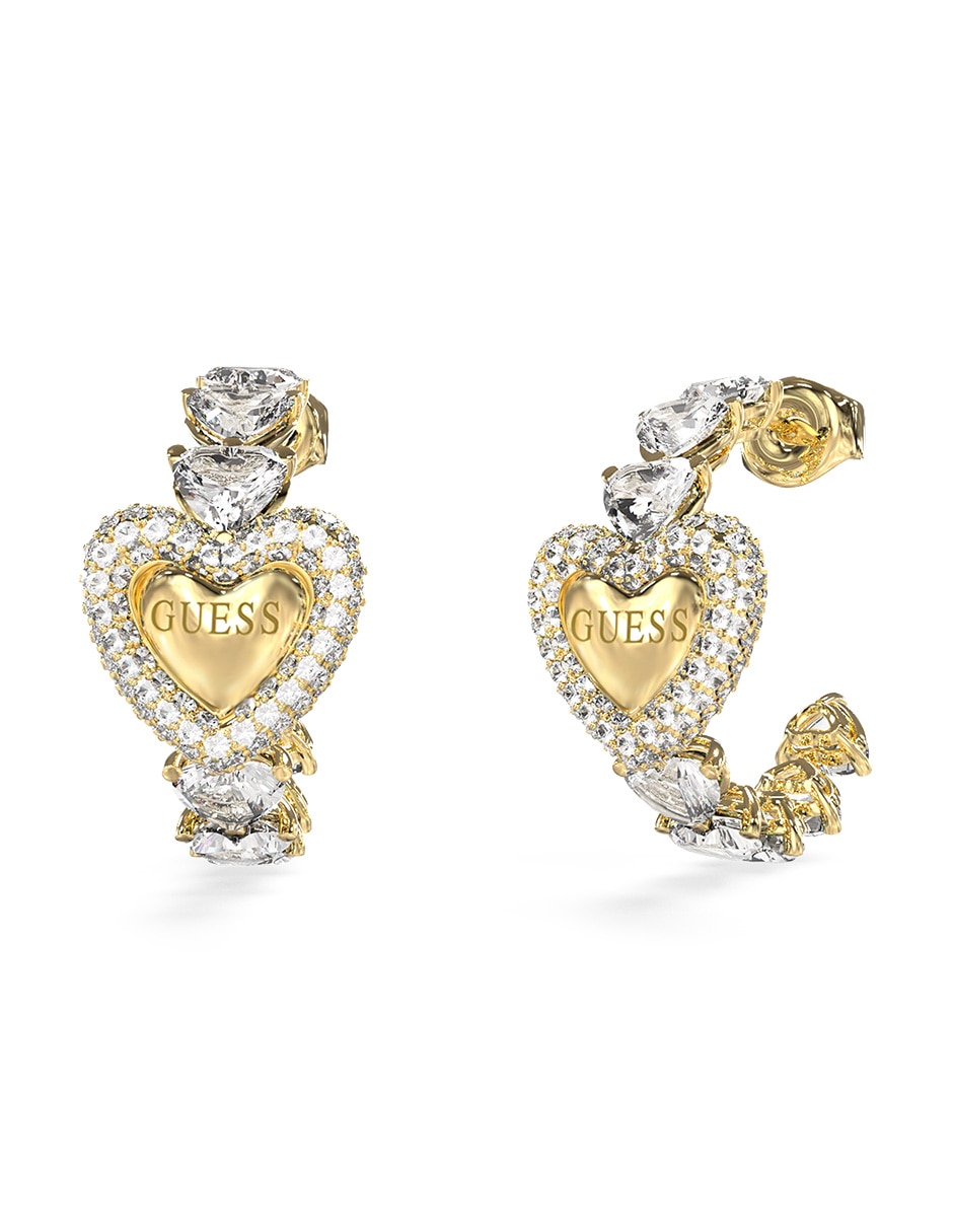 Aretes de corazón con acabado pavé