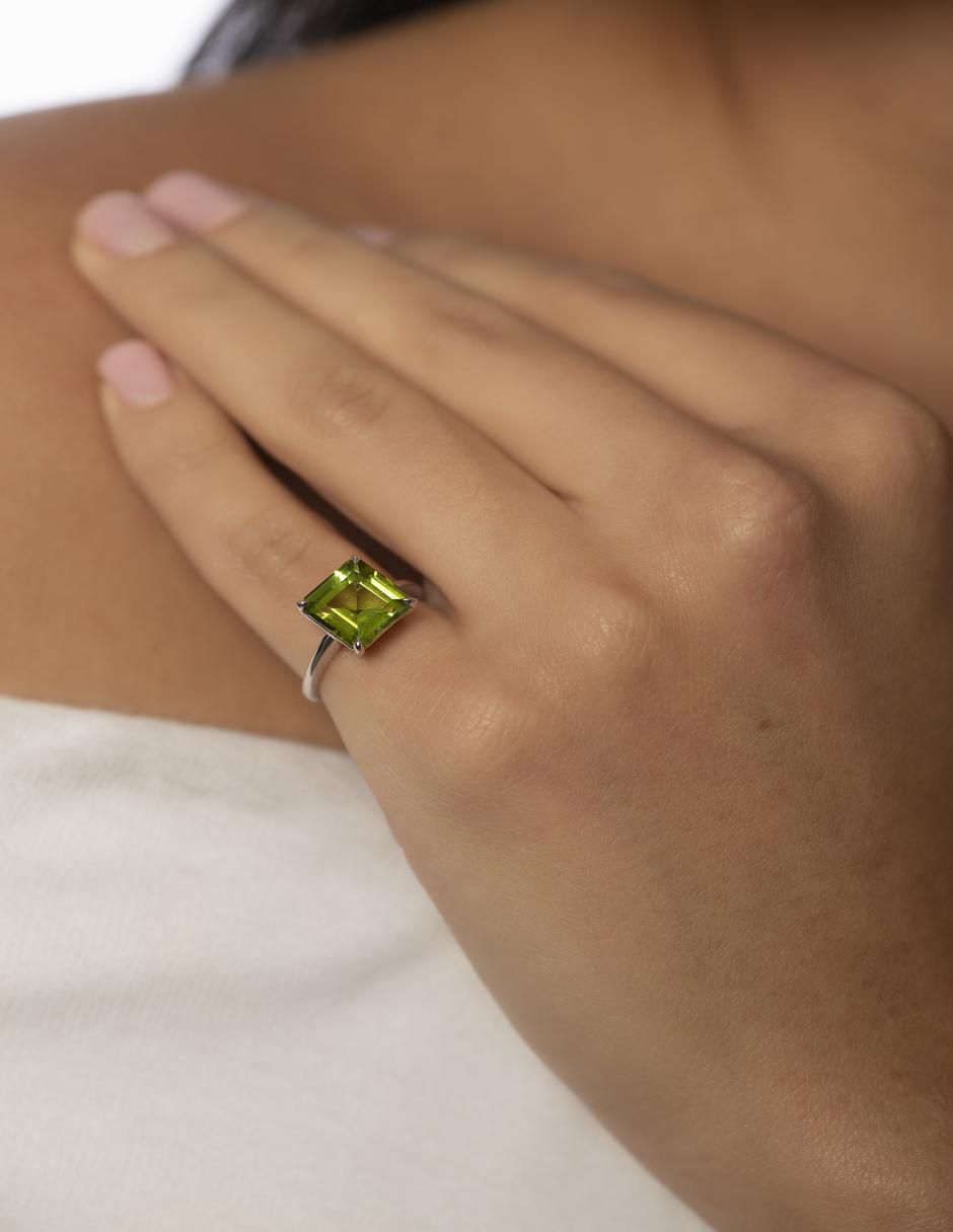 Anillo 14 k de oro peridoto liso