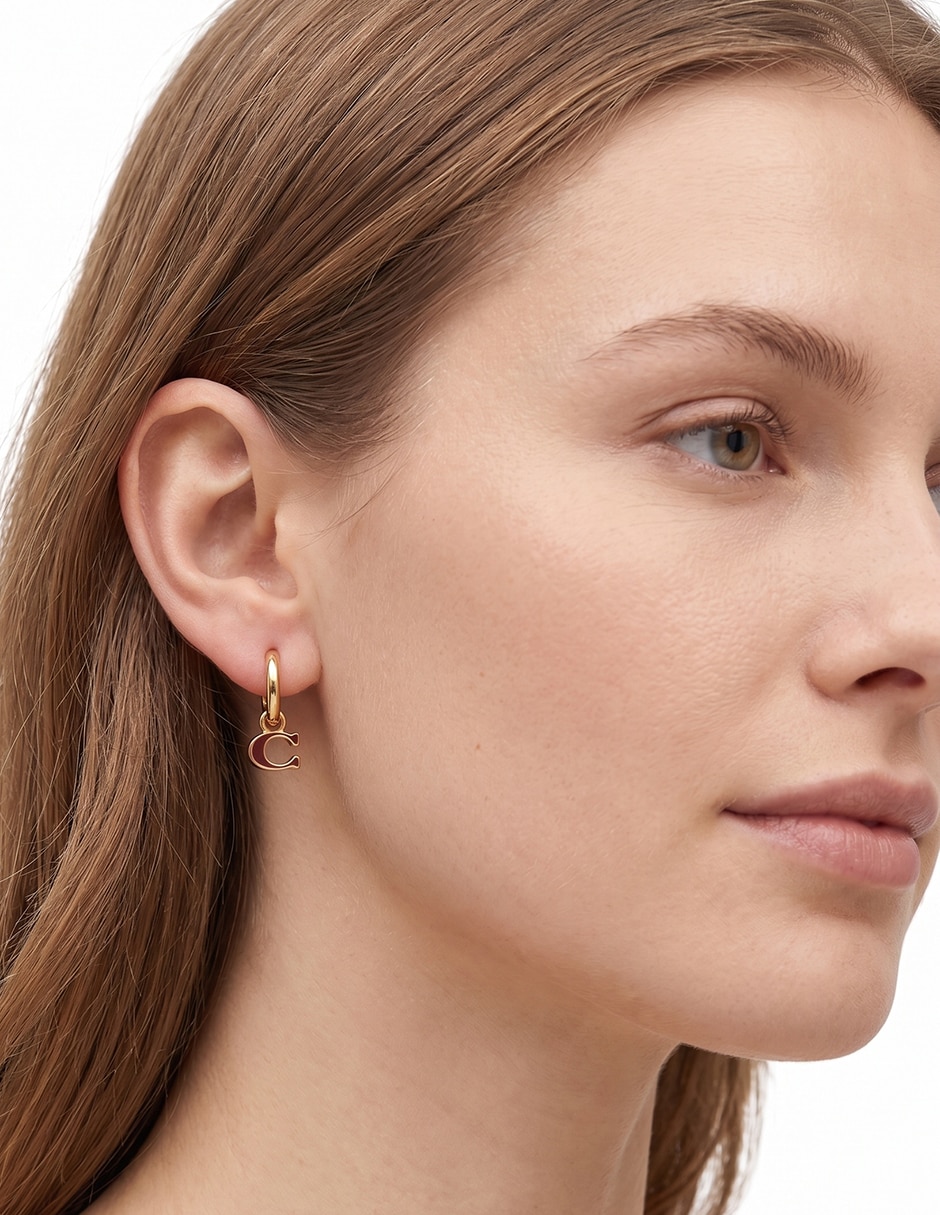 Aretes cortos de letra C con acabado brillante