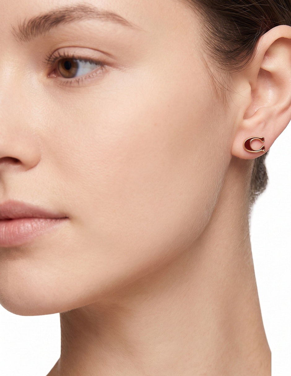 Aretes cortos letra C Coach COAUG25MRKT3 con acabado brillante