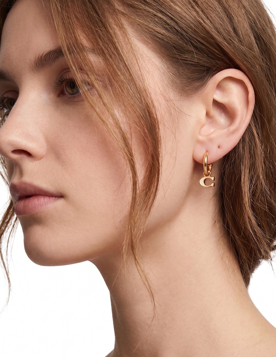 Aretes cortos de letra C con acabado brillante Aretes cortos de letra C con acabado brillante