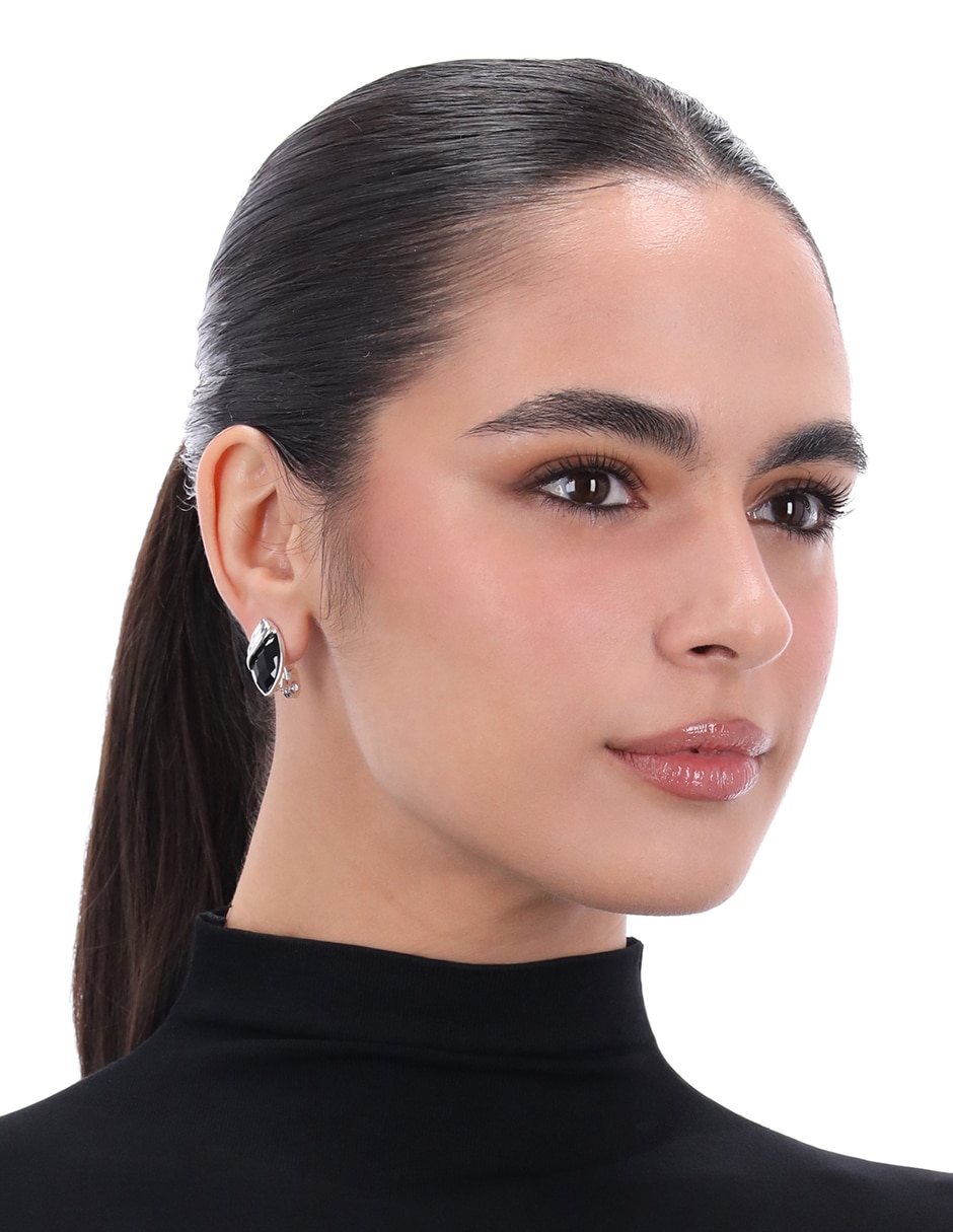 Aretes cortos ovalados night out con acabado liso pulido 3
