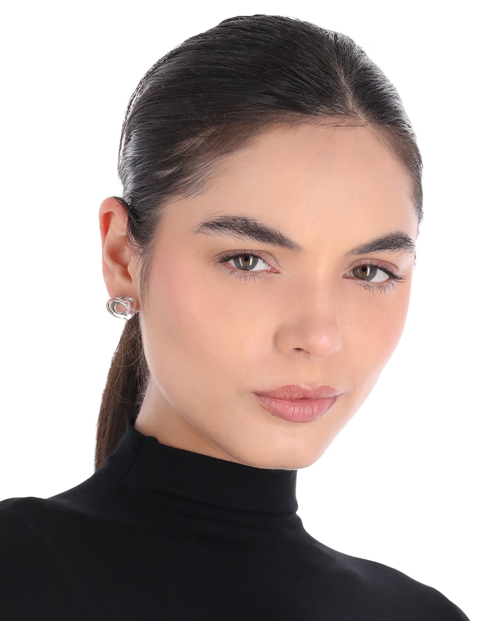 Aretes cortos de Letra C con acabado brillante 3