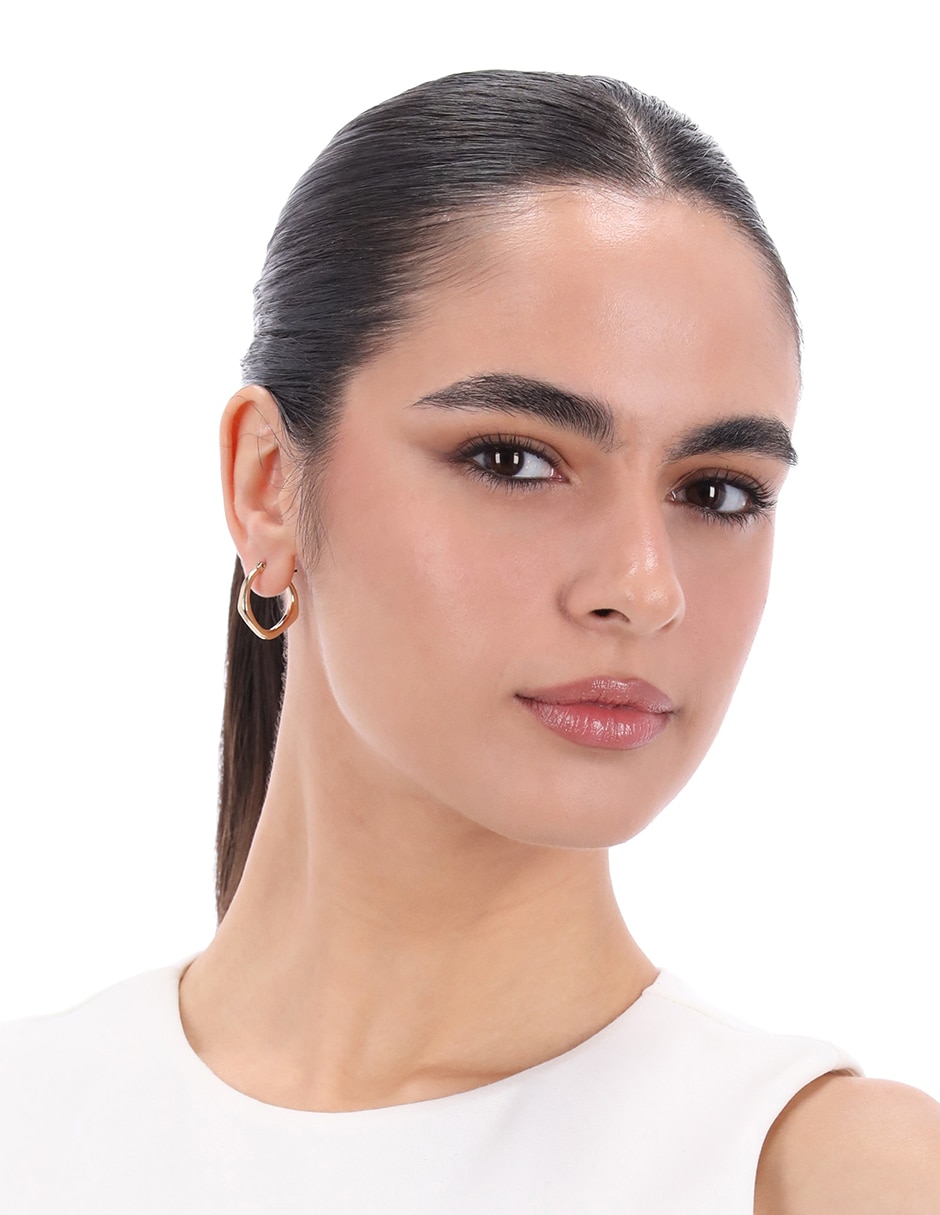 Aretes cortos con acabado brillante 3
