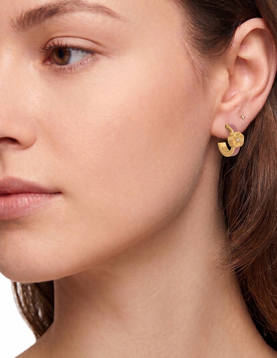 Aretes cortos de flor con acabado brillante 2