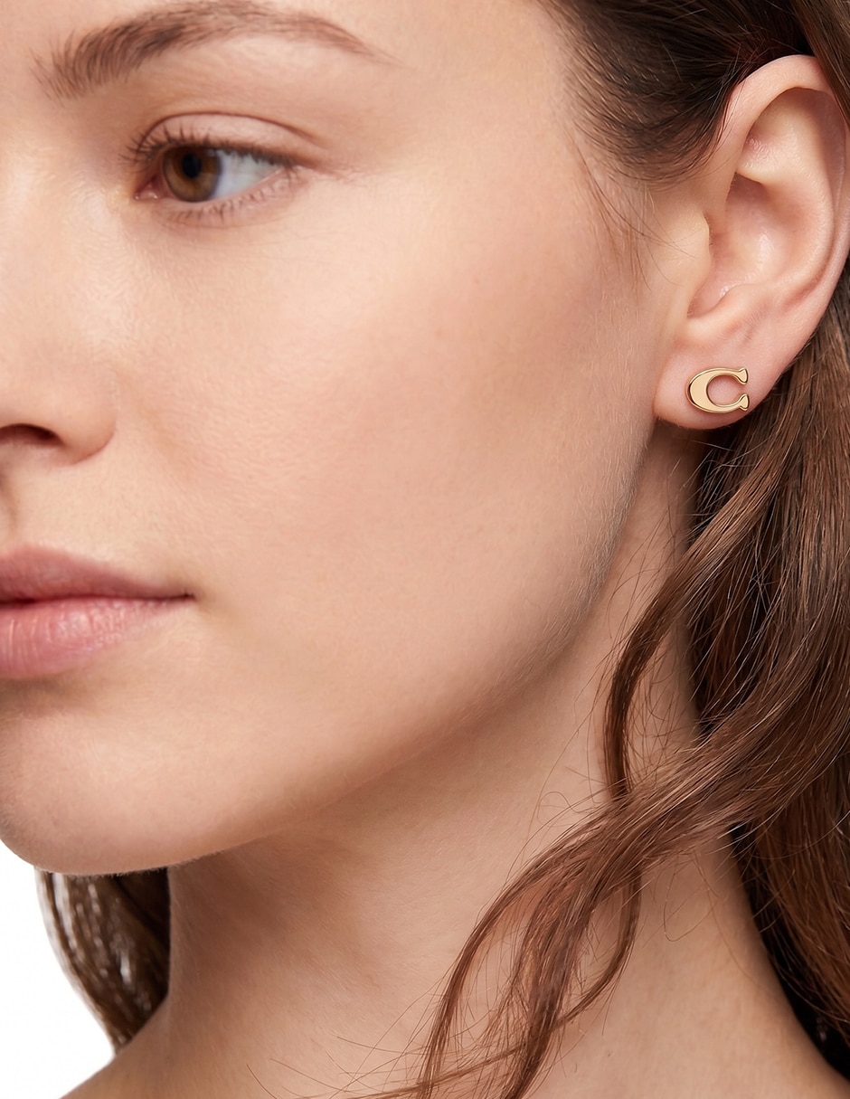 Aretes cortos Coach COAUG25MRKT3 con acabado brillante