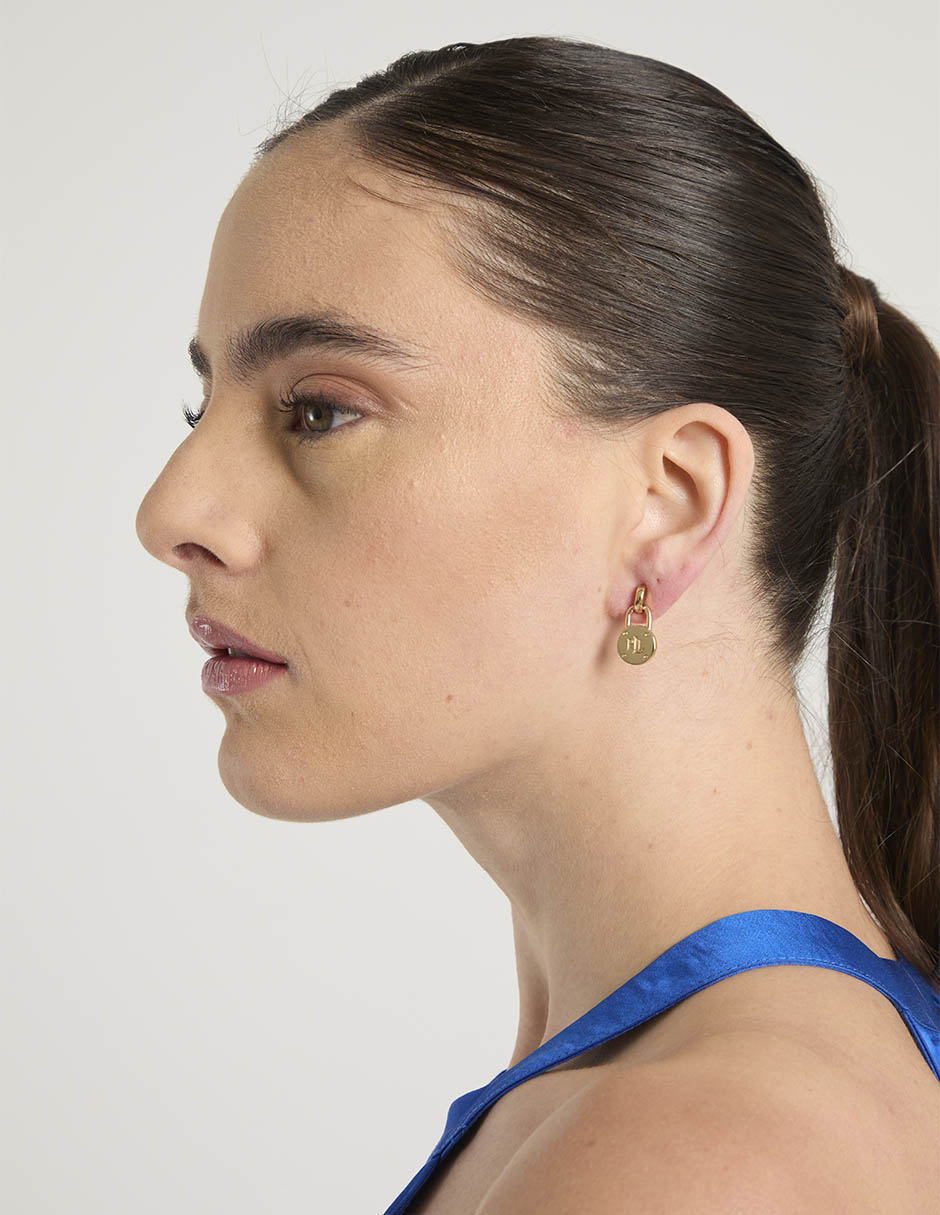 Aretes cortos de logo Lauren Ralph Lauren con acabado pulido