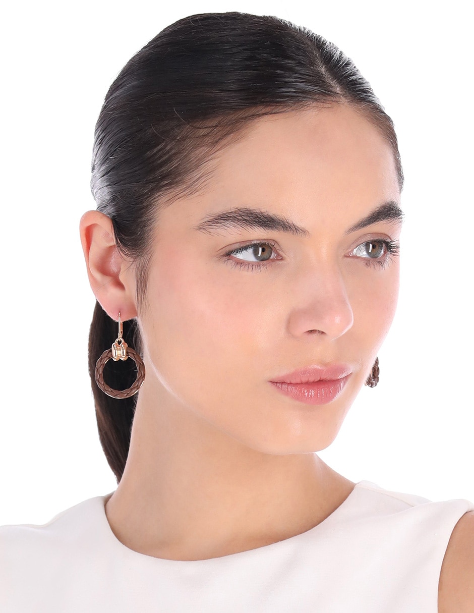 Aretes circulares Leather Tortoise con acabado pulido 2