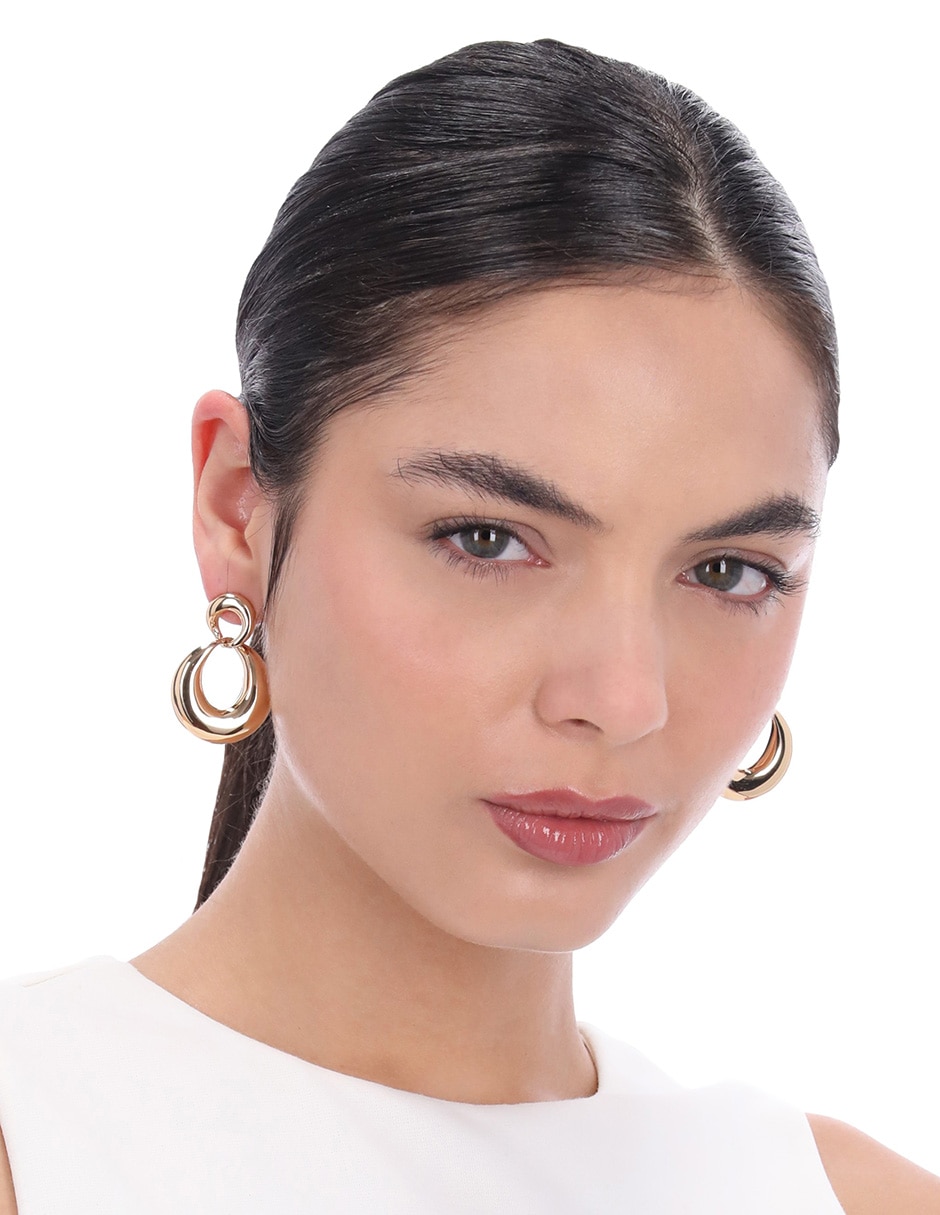 Aretes cortos con acabado liso brillante 3