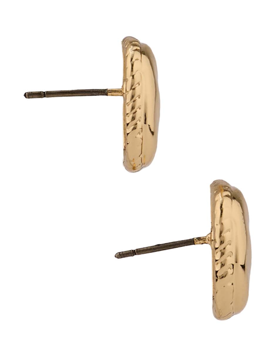 Aretes cortos cuadrados con acabado liso brillante 3