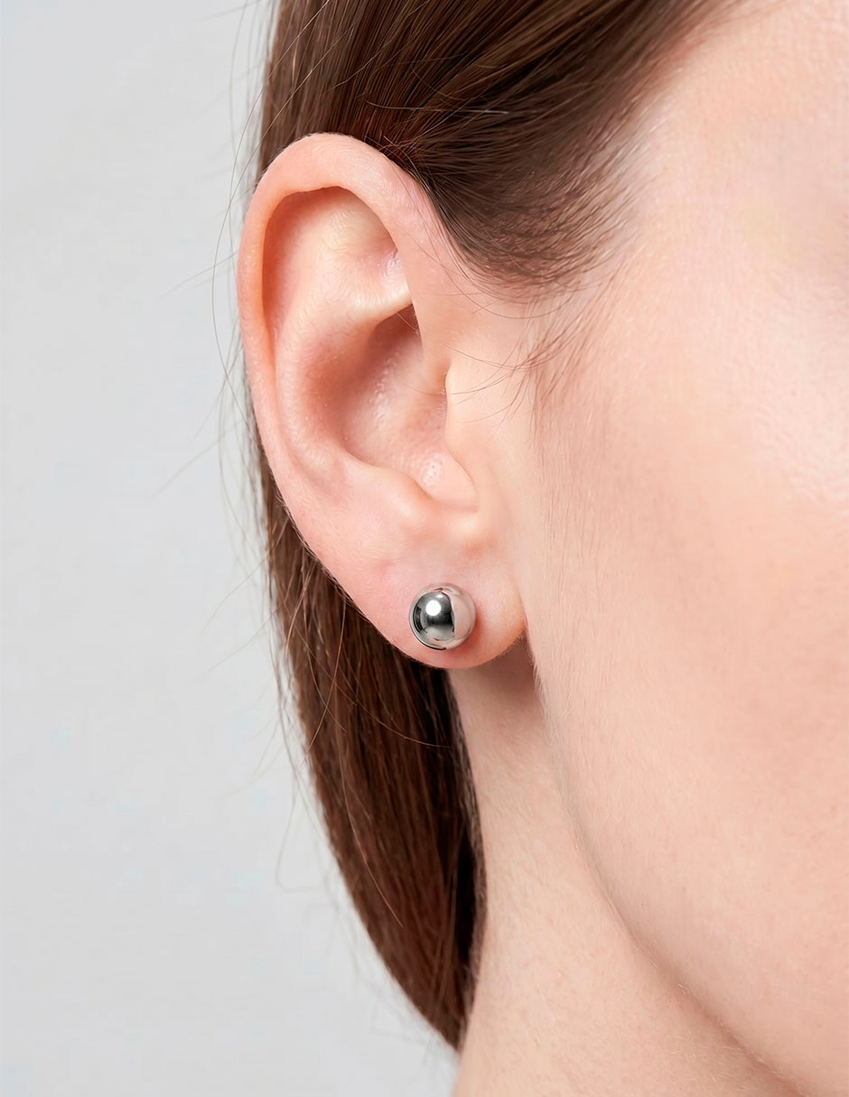 Set de aretes cortos circulares con acabado pulido 4