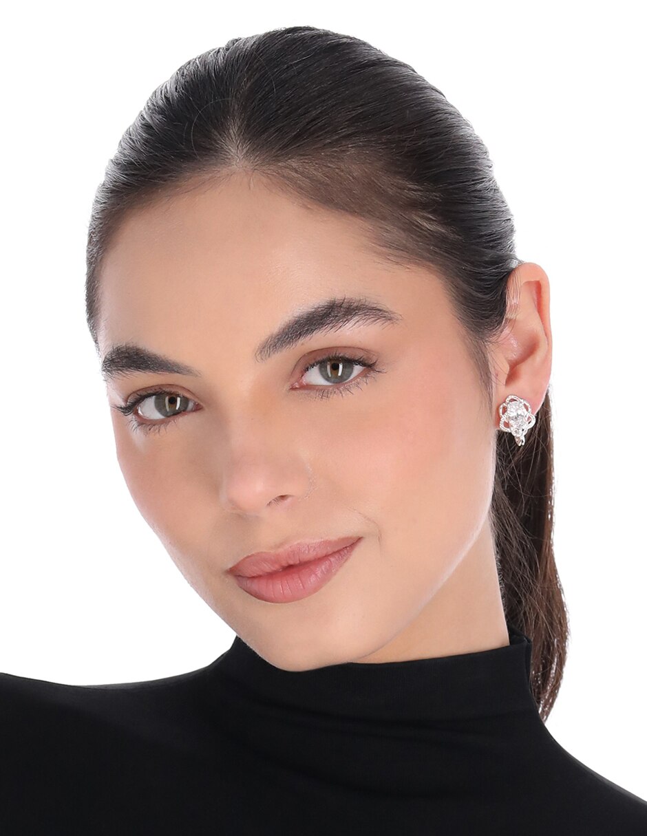 Aretes cortos de flor con acabado pulido 3