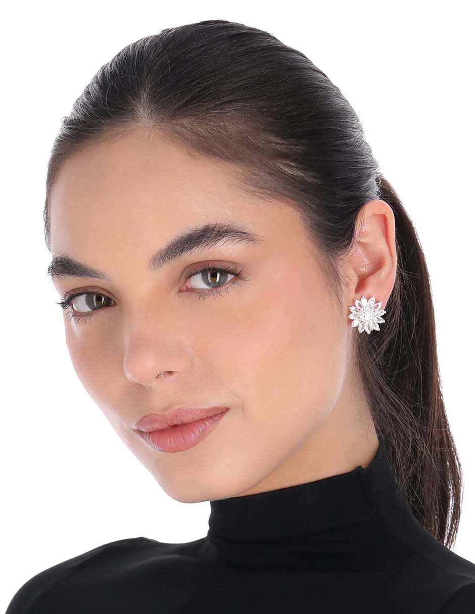Aretes cortos de flor con acabado pulido 2