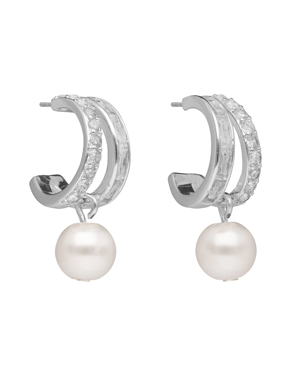 Aretes cortos con acabado pulido