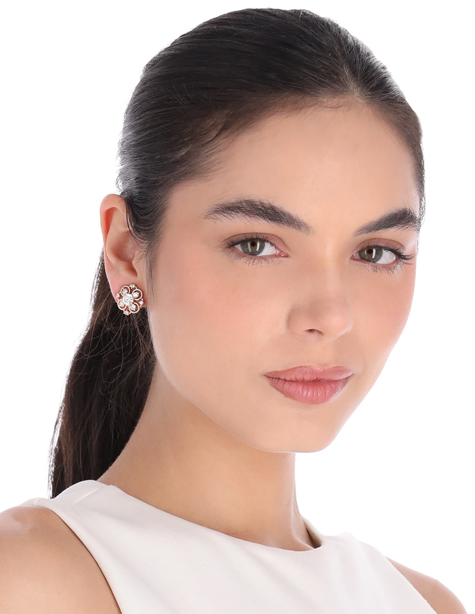 Aretes cortos de flor Napier Social Cz con acabado brillante