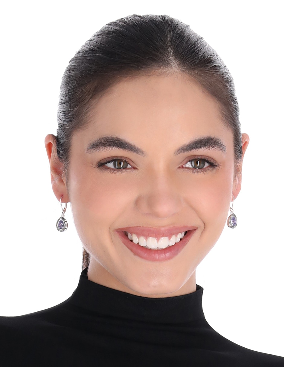 Aretes largos de gota color teardrop con acabado pulido