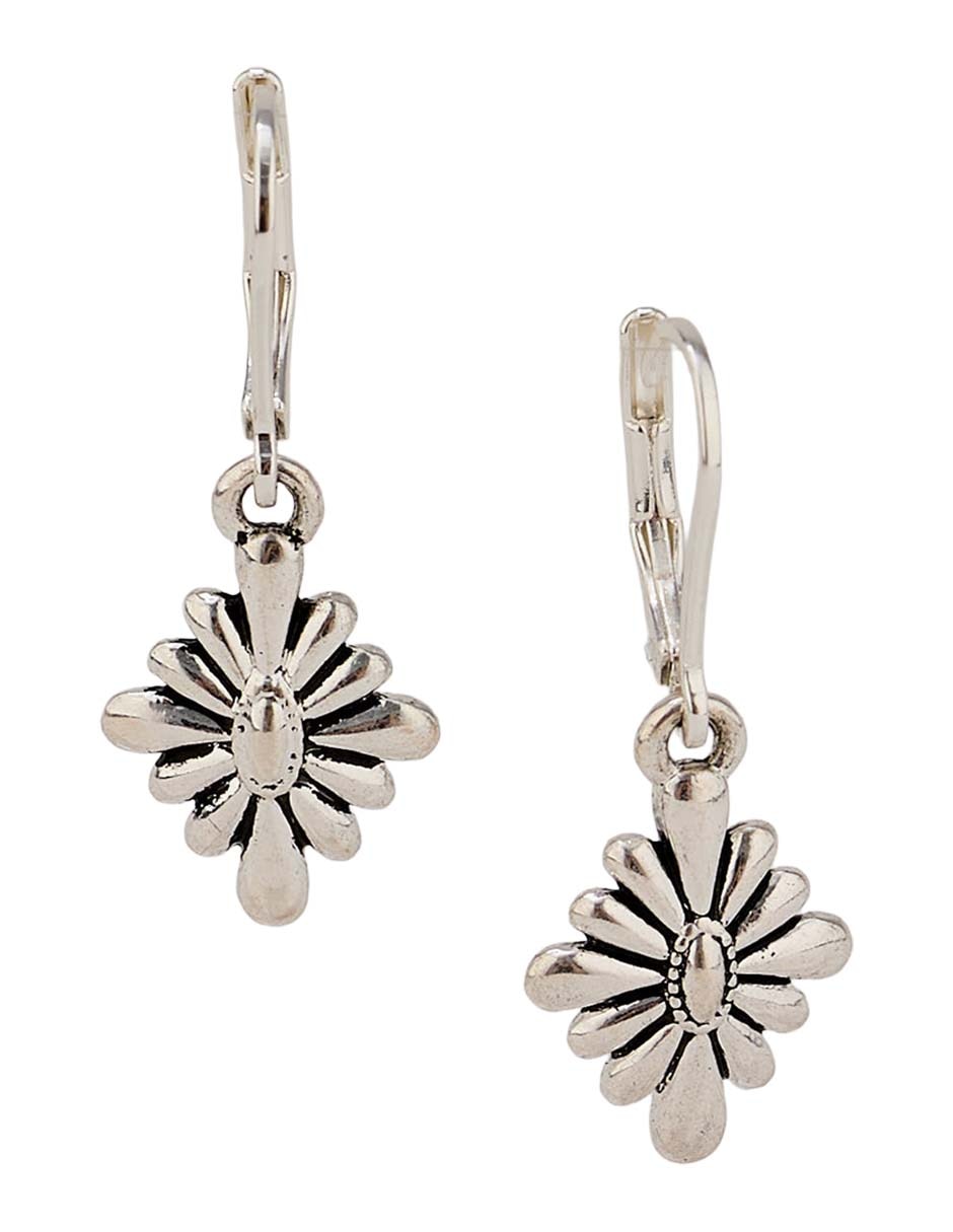 Aretes cortos con acabado liso pulido