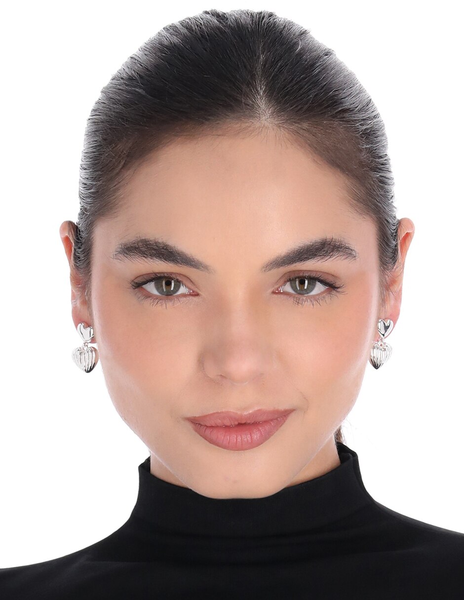 Aretes cortos de corazón con acabado pulido 3
