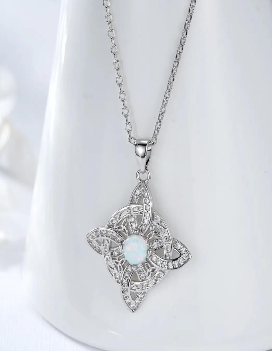 Collar de nudo de bruja de plata 2