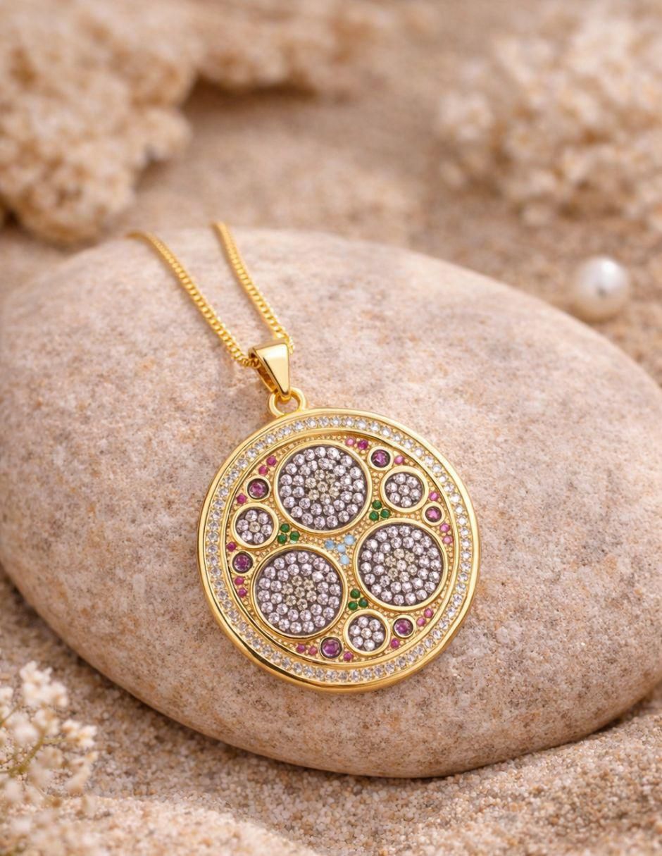 Collar con dije circular Mandala con acabado baño de oro 18 K 3