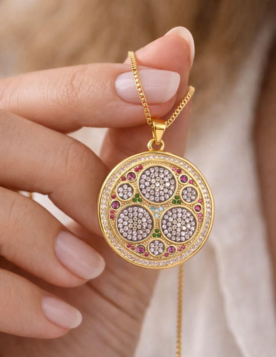 Collar con dije circular Mandala con acabado baño de oro 18 K 4