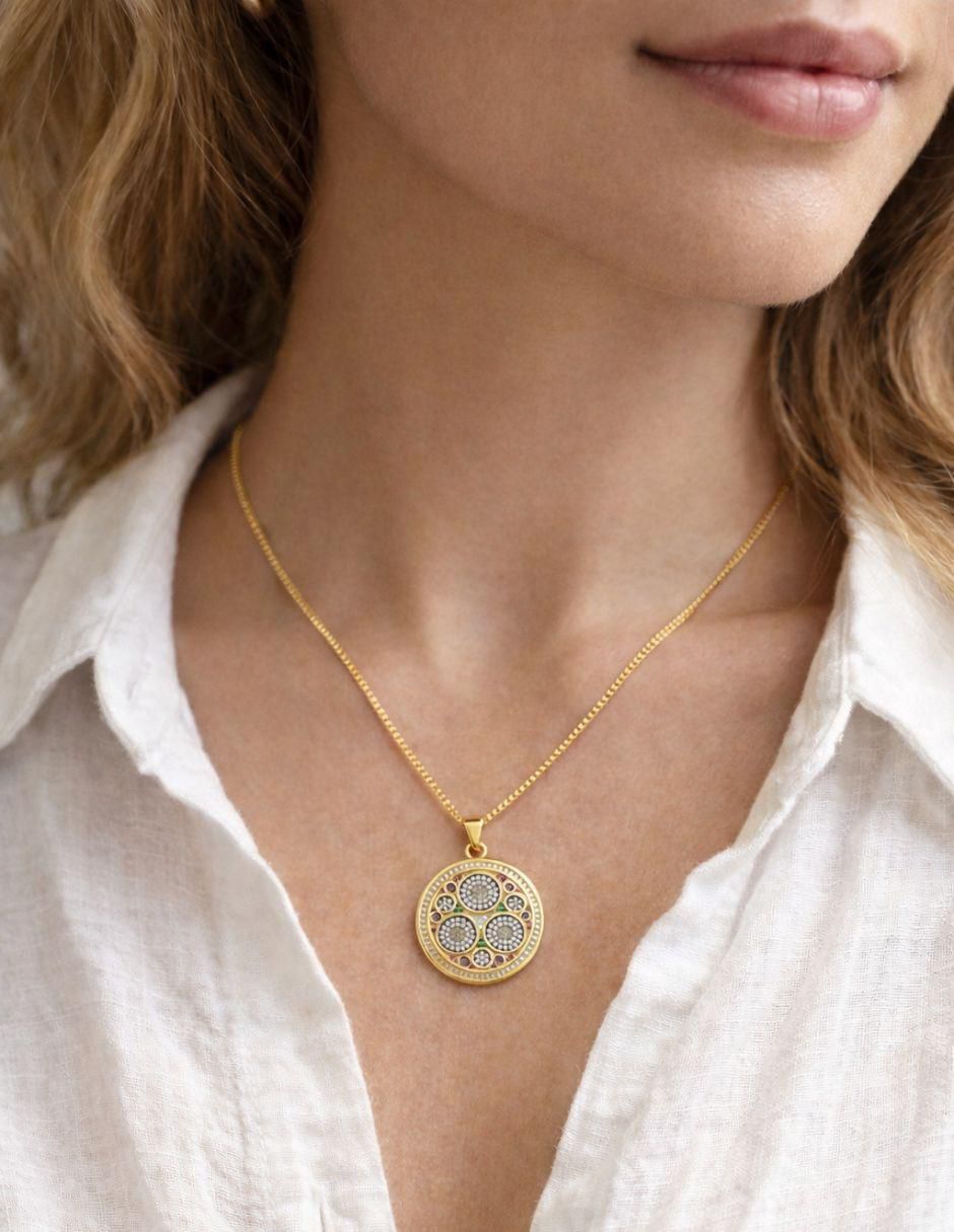 Collar con dije circular Mandala con acabado baño de oro 18 K 7