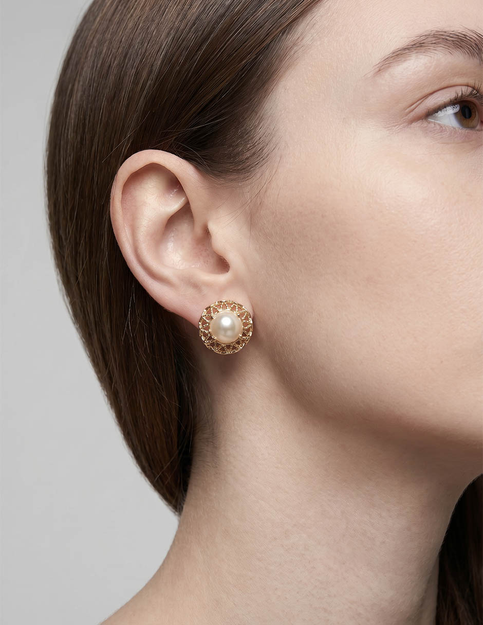 Aretes de flor Gabriella de oro laminado 14 K con acabado brillante perla 3