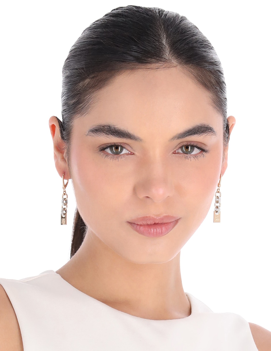 Aretes largos rectangulares Paula con acabado pavé Aretes largos rectangulares Paula con acabado pavé