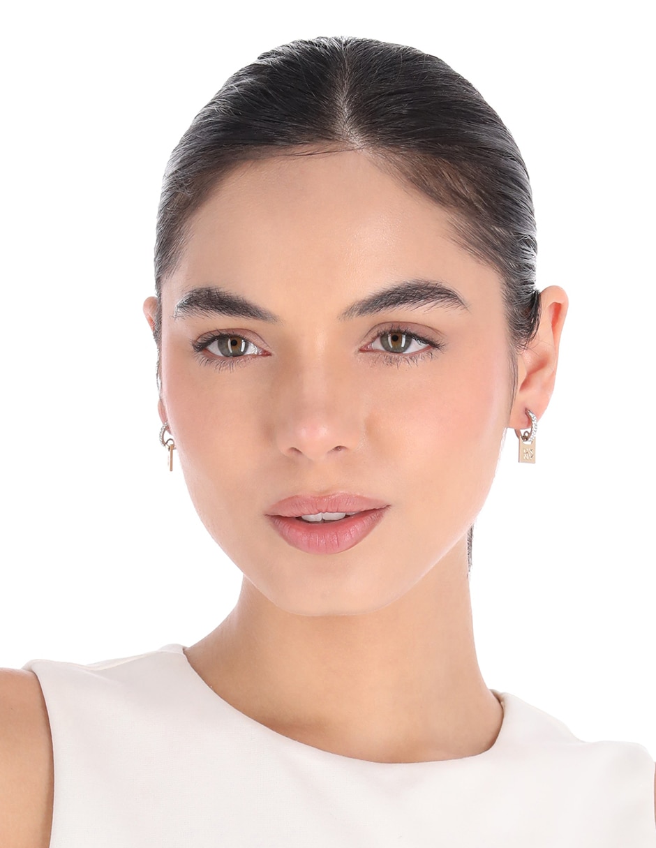 Aretes cortos rectangulares Paula con acabado pavé