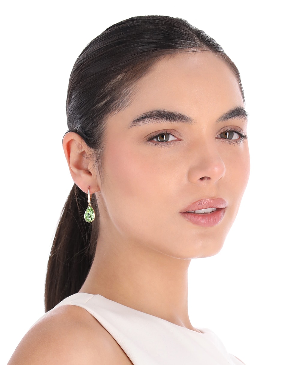 Arete corto de gota carlie con acabado mate Arete corto de gota carlie con acabado mate