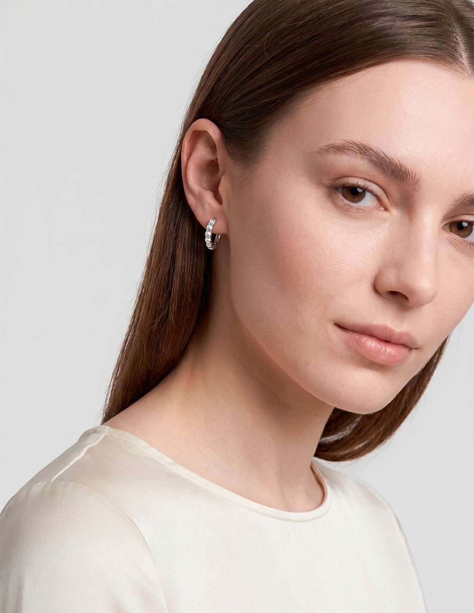 Aretes cortos circular Shimmer and Shine con acabado mate