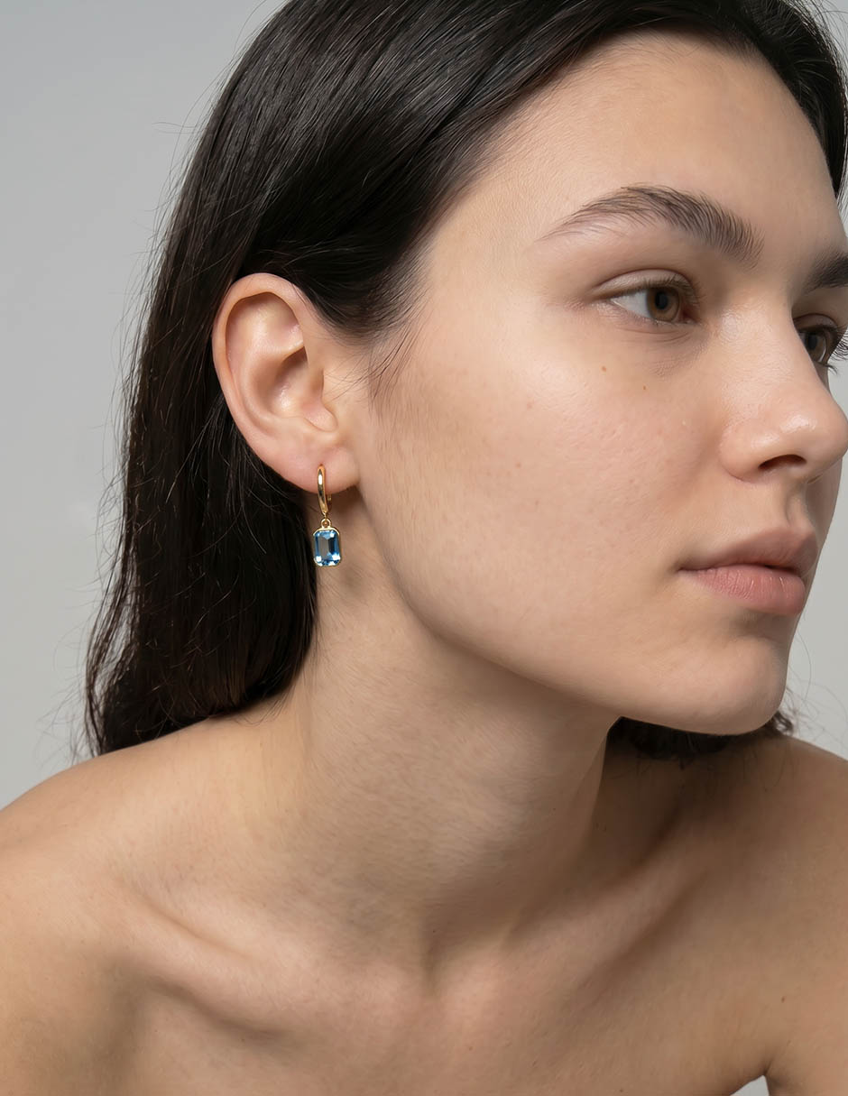 Aretes cortos posey con acabado brillante