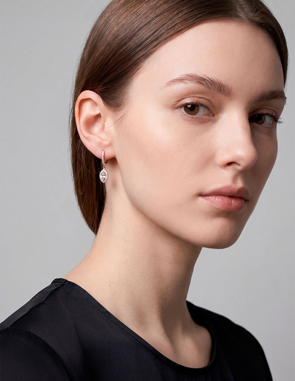 Arete corto ovalado de latón con acabado brillante