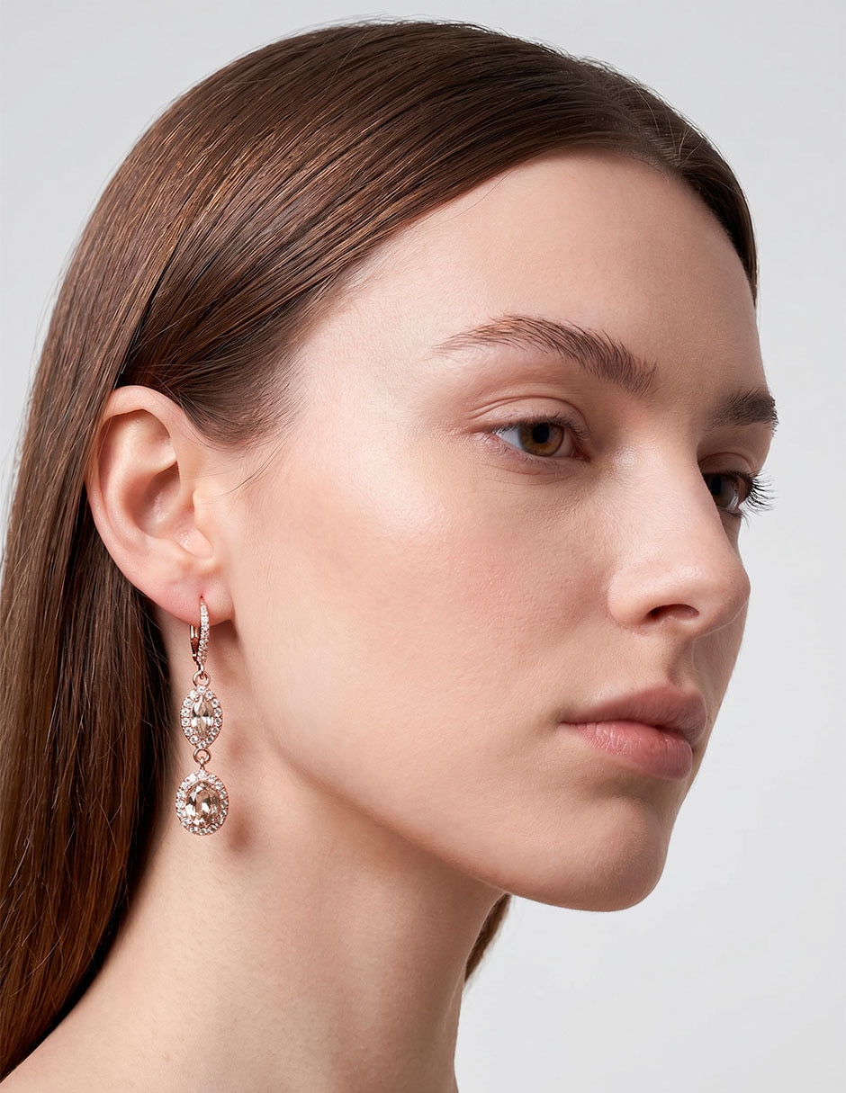 Aretes cortos ovalados de latón con acabado brillante